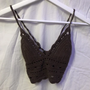 Virkad Brun Topp - Somrig och fin! Handvirkad av en tjej på plick men växte ur den:(♥️ Den knyts så fint korsat på ryggen!