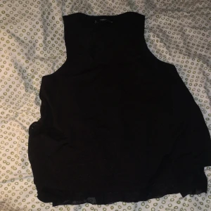 Svart linne - Svart linne, den är ganska lose och det som ett dubbel lager av tyg sällan använd så den äe I bra skick