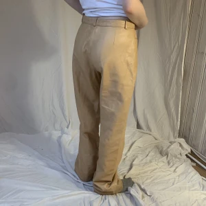  Skinn jeans - Baggy skinnjeans 😀midja-69cm😊 innerbenet-81cm😀 dem är secondhand så dem är lite slitna😍