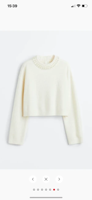 Stickad tröja med pärlor - Helt ny stickad tröja prislappen är fortfarande på då den aldrig kom till användning. Fler bilder finns. Nypris: 349