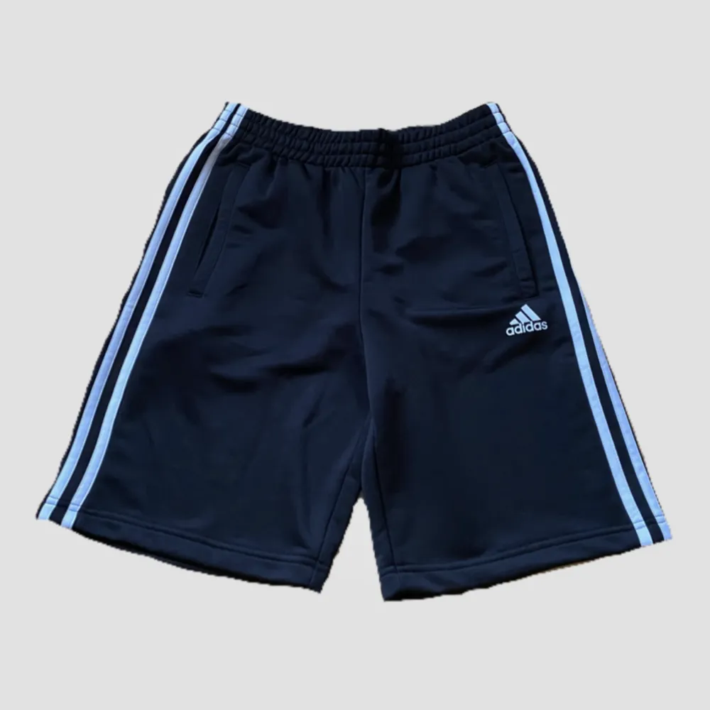 klassiska svarta adidas shortsđ±passar som S. Shortsit.