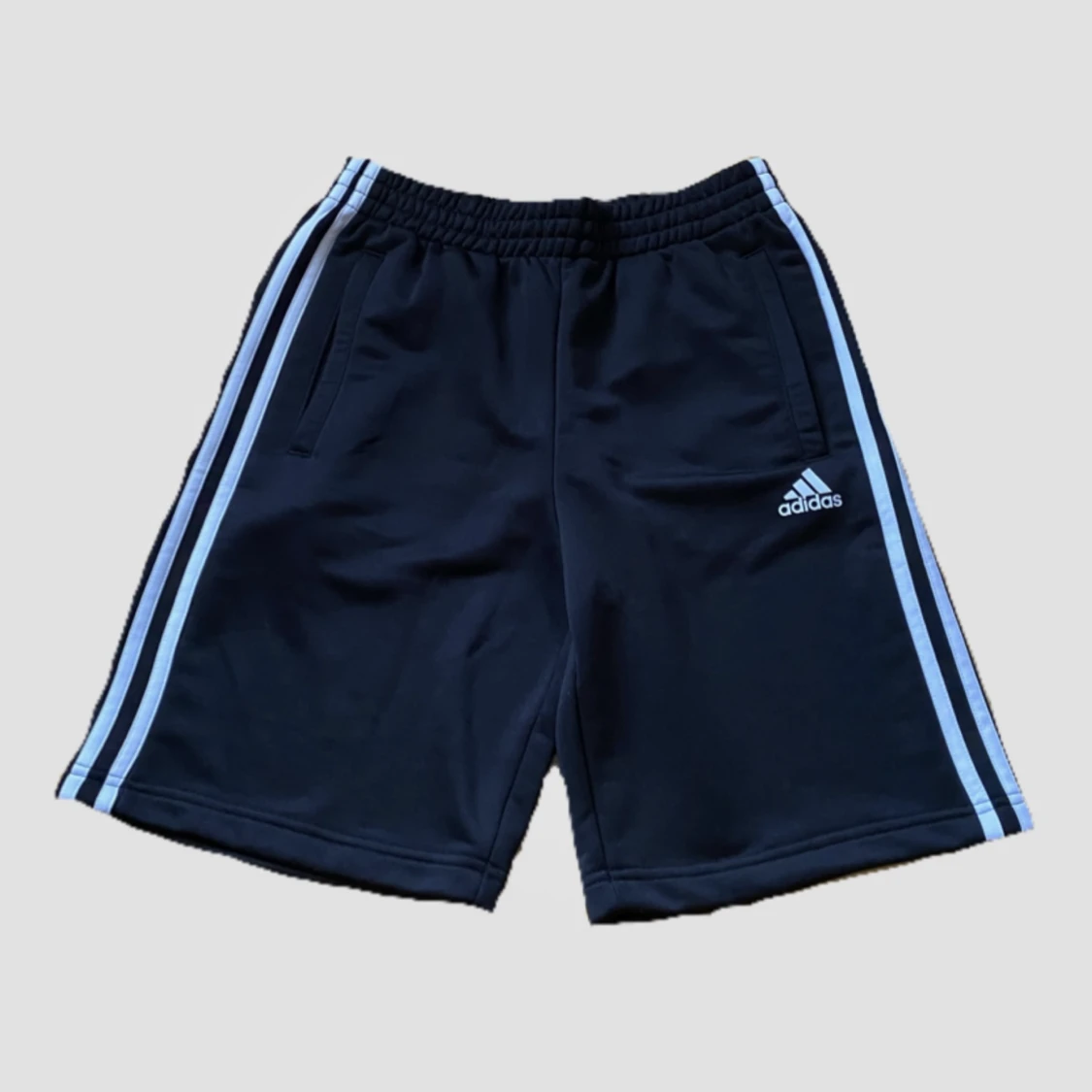 svarta adidas shorts