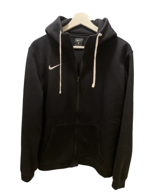 Nike Tröja, stl M - Hej! Använd ett fåtal. Har kvar sin hållbarhet. Komfort. Pris går att diskuteras vid snabb. 