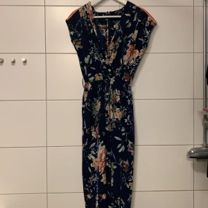 Blommig byxdress  - Blommig byxdress från Only, superfint till bröllop. Finns även skärp som går att knyta i midjan till. Nyskick