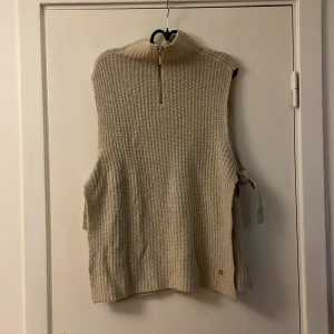 Stickad oanvänd väst pernilla wahlgren - Beige stickad oanvänd väst från Pernilla wahlgrens märke. Öppen med knytningar på sidorna. Storlek s/m. Nypris 199kr mitt pris 100kr plus frakt