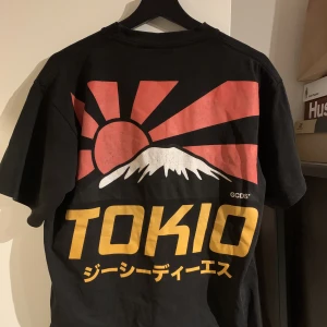 GCDS t-shirt - Snygg gcds t shirt som inte används så mycket längre. Size M och sitter tts. Skriv för mer info eller bilder.