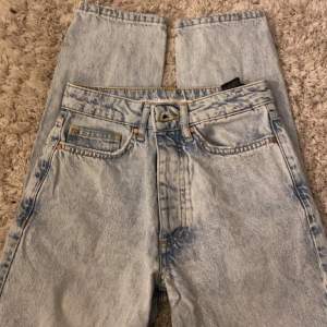 Säljer dessa jätte fina jeans pågrund av att dom blivit för små. Storlek 24 som motsvarar xs ungefär  har använts en gång, vet inte vart jag köpt dom men har för mig på bikbok💕säljer för 200kr+frakt eller bud. Skriv för mer bilder eller frågor