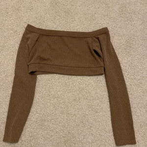 Asos ljusbrun croptopp - En ljusbrun offshoulder croptop i från asos, använd några gånger men i bra skick🌼 passar m/s