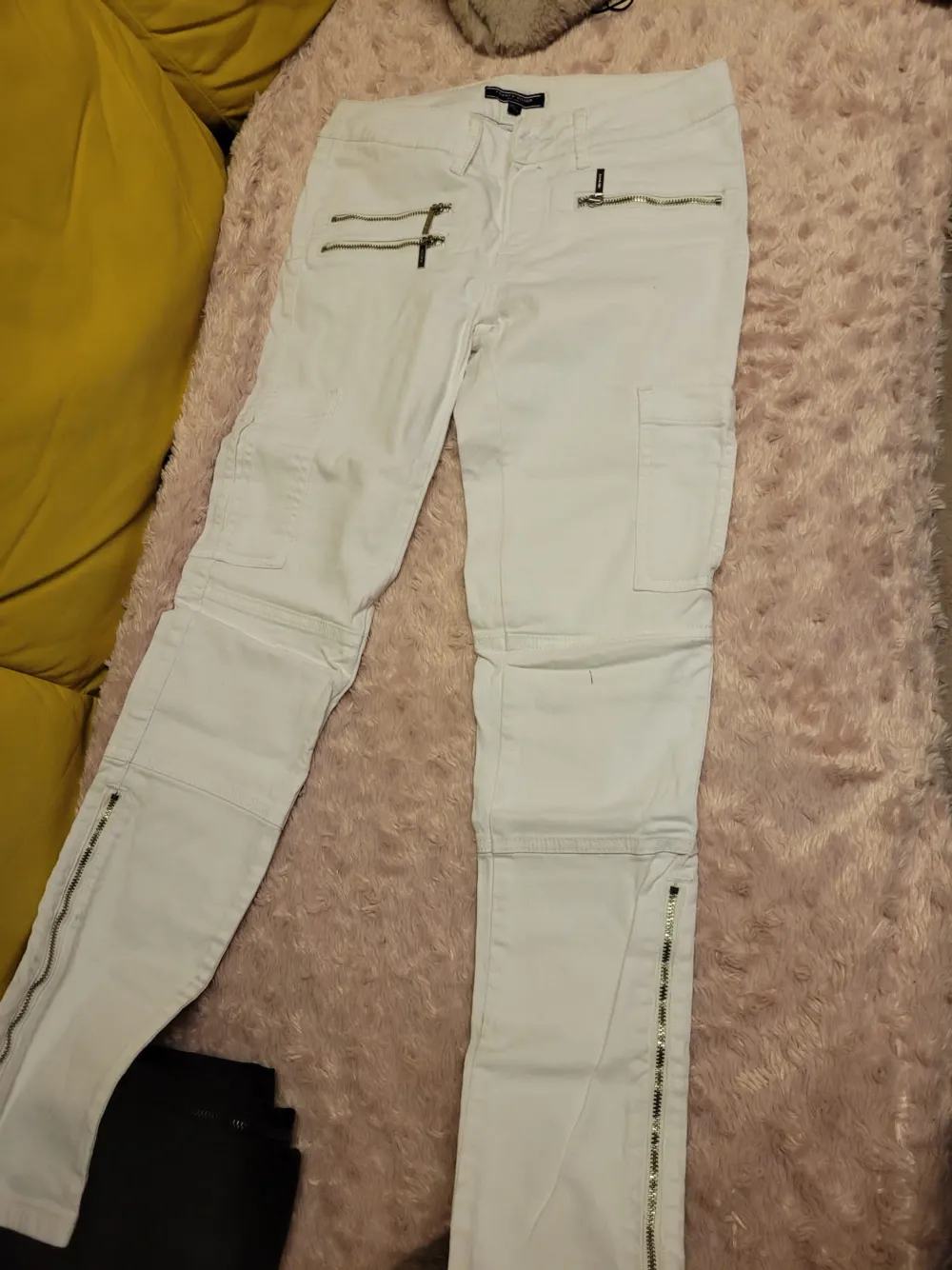 Tommy Hilfiger vita jeans 25/32  Ny stick.  Använde bara några gånger innan dem blev små.. Jeans & Byxor.