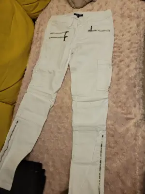 Tommy Hilfiger vita jeans 25/32  Ny stick.  Använde bara några gånger innan dem blev små.