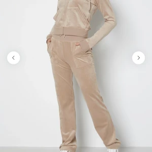 Juicy Couture  - Säljer detta juicy set i färgen warm taupe. Koftans nypris är 1299kr då det är modellen med rhinestones (3:de bilden). Säljer byxorna från 700kr och koftan från 850kr. Jag är 161cm. 