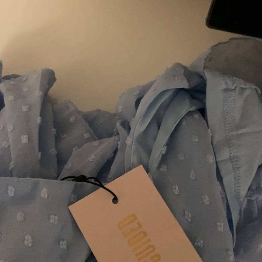 Säljer denna jätte fina ljusblåa klänningen ifrån asos, missguided💓den har inte kommit till användning och har även prislappen kvar, köpte för 399kr å säljer för 300💓💓 den är även slutsåld på asos hemsida, Köparen står för frakten!!. Klänningar.