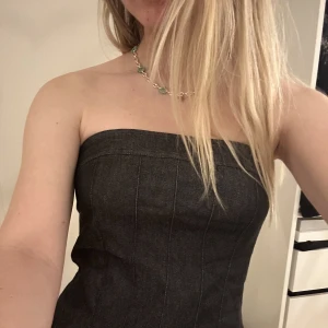 Korsett topp i jeans - Korsett topp som går in vid midjan och svänger ut lite nertill. I så snygg mörk grå jeans färg. Strl M men passar mig bra som brukar ha S🥰