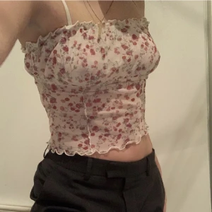 Utan outfitters linne  - LÅNAD BILD! Jätte gulligt linne köpt här på Plick från Urban Outfittets i mesh! Direkt pris 200kr!💗Frakten är 54kr inte 29kr, vet inte varför Plick har satt det som 29kr