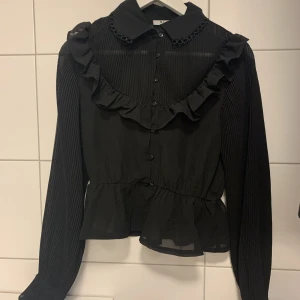 Svart blus  - Fin blus från NAKD. Köparen står för frakten 