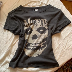 baby tee - babytee från h&m, knappt använd för gillar ej passformen på mig eftersom den är lite för stor ❤️ (lånad bild) 