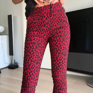 Leobyxor - Leopardmönstrade byxor. Knapp använda.