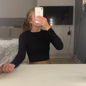 Zara topp svart  - Säljer denna populära svarta zara toppen!! Bra kvalite bilderna är lite suddiga!!  Inte andvänd mycket!! 💕