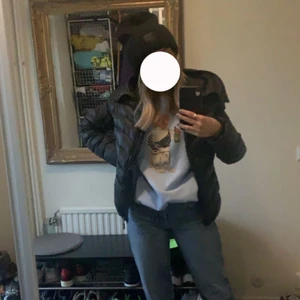 Pufferjacka - Superfin höst/vinterjacka från chelsea. Köptes förra året för 2000, använd men har inga defekter och ser ut som ny. Kan skicka fler bilder i pm. Jackan är i storlek 38 men sitter mer som en 36!💞