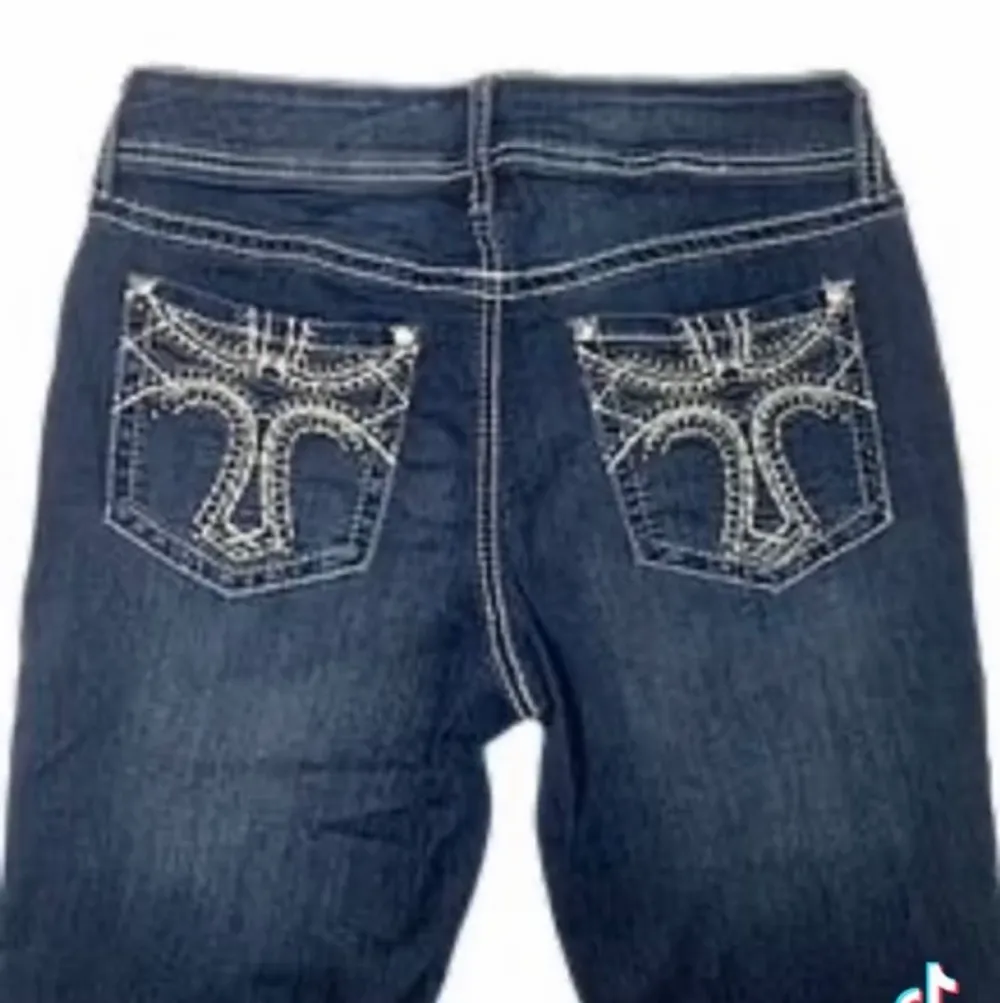Söker om nån har sånna här  liknande jeans!! skriv t mig om du har💓 rimligt pris! . Jeans & Byxor.