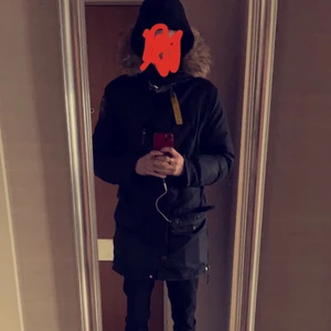 Parajumper jacka M - Schysst och fräsch parajumper jacka som är perfekt till en kall vinter. Bara 1 ficka har ett litet hål inuti så små grejer kan ramla igenom. Dustbag medföljer 