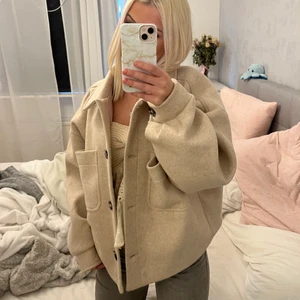 Nakd jacka  - Supersnygg jacka från NA-KD som inte riktigt kommer till användning. Nypris 879kr, helt slutsåld. Den är väldigt skön nu till hösten.🍂