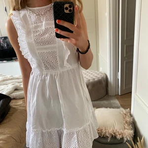 Vit klänning  - Super härlig vit klänning som sitter fint på alla💕💕