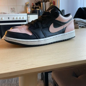Jordan Low Crimson Tint  - Storlek: 40,5 (US 7,5) Skick: använda men ändå bra skick  Nypris: 2,499  Mitt pris: 1000 (ej hugget i sten) 