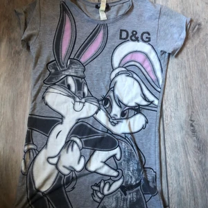 T-Shirt  - Ursnygg t-shirt i Y2K- stil från Dolce & Gabana Underwear med snurre sprätt tryck på! Storlek M 💕