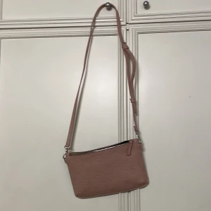 GW axelremväska - En oanvänd GW axelremväska. Ljusrosa färg. 