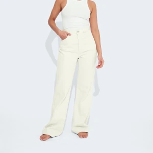 Jeans från bikbok - Säljer dessa jeans från bikbok i färgen Offwhite, då dem är för små. Använda ett fåtal gånger❣️