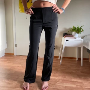 Kostymbyxor - Mjuka kostymbyxor. Fickorna är fejk så ni vet! Lite noppriga men syns inte särskilt tydligt. Skriv för fler bilder eller frågor!💗