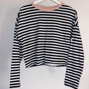 Randig topp - Fin tröja med svart vita ränder, väldigt sparsamt använd så den är i bra skick 