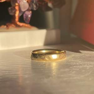Säljer denna ring i guld då jag inte använder den längre, storleken är 17mm❤️ Hör av dig om eventuella frågor! Köparen står för frakten!