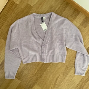 H&m stickad kofta - H&m lila stickad kofta, nyskick