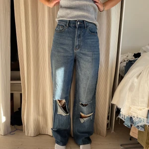 Blåa jeans - Härliga långa jeans! Mycket sparsamt använda, går över skorna på mig som är 170 cm för referens <3