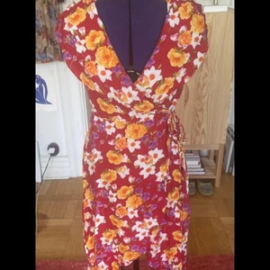 other stories blommig omlottklänning - aldrig använd!