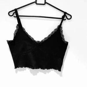 Linne - Ett super snygga svart linne från h&m. Det är helt oanvänt så det har inga hål eller fläckar. Storlek M. 50kr + frakt