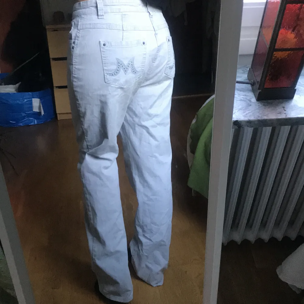 Det är gråa byxor, inte lika tjockt material som jeans. Midrise.  Storlek: M. Saknar knapp men det är lätt att sy till annars i bra skick. Har älskat dom är men nu är dom för stora. . Jeans & Byxor.