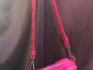 Väska från Gina tricot  - Hej jag säljer min lilla väska från Gina aldrig använd, skriv för fler bilder. Köpte för ca 299kr