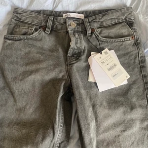 Lågmidjade Jeans - Jättefina lågmidjade Jeans från Zara. Jeansen är i modellen Unit 03 och de är aldrig använda med prislappen kvar.