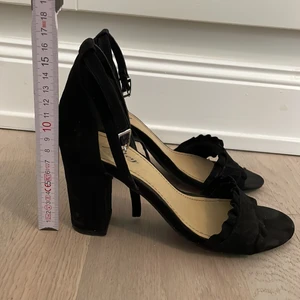 Svarta klackar - Svarta klackar med bred klack i storlek 36. 