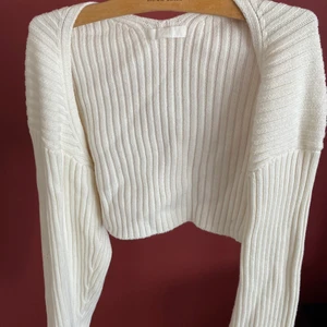 Vit kofta/bolero - Vit kofta från hm, aldrig använd💕Slut på hemsidan!💙 Klicka inte på köp nu förrän du tagit kontakt med mig❤️‍🔥 skriv för fler bilder eller mer information💙