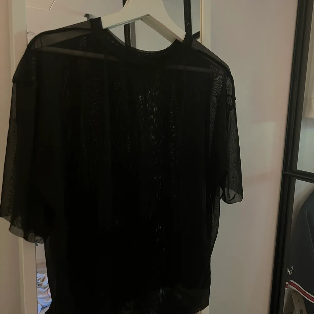 Genomskinlig svart tröja, oanvänd . T-shirts.
