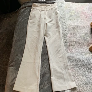 Vita kostym byxor  - Ett par fina vita kostym byxor som ej kommer till använding!💕