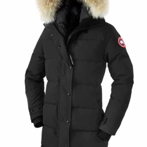 Ganska hopar shelburne parka - Canada goose jacka storlek S, bra skick använd några gånger skriv privat för bilder på jackan köpt ny förra året för 12 899