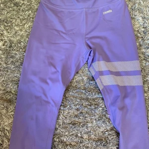 Stronger tröningstights - Träningsbyxor i en härlig ljuslila nyans i gott skick, ord pris ca 650kr.