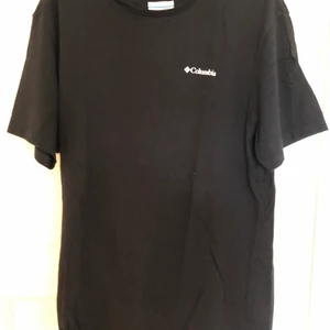 Columbia t-shirt  - Denna t shirten har bara legat i min garderob då jag inte tyckte om hur den satt på mig. Den är i bra skick