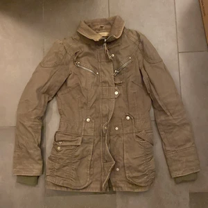 Grön jacka från Vero Moda - Säljer denna jätte snygga jacka från Vero Moda då jag inte använder den längre 💕 Den är i storlek M och säljer den för 200 kr plus frakt. Skriv om ni är intresserade💕