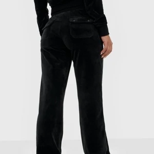 Juicy couture  - Blev nå fel me mitt inlägg så lägger ut igen! Säljer mina svarta juicy couture byxor då de inte ä min stil längre, inprincipt som nytt🥰 Köparen betalar för frakt💕 fler bilder finns!